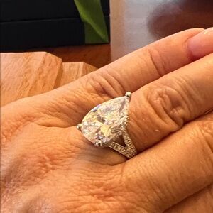 Elegant 925 Sterling Silver Teardrop CZ Ring size 7